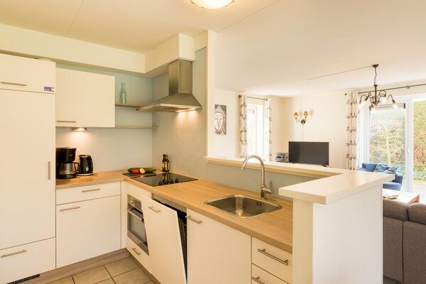 Keuken - Villa in De Banjaard met Sauna in Kamperland (4)