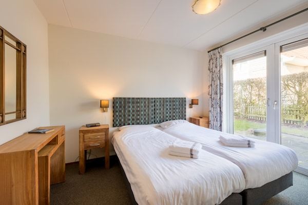 Slaapkamer - Villa in De Banjaard met Sauna in Kamperland (5)