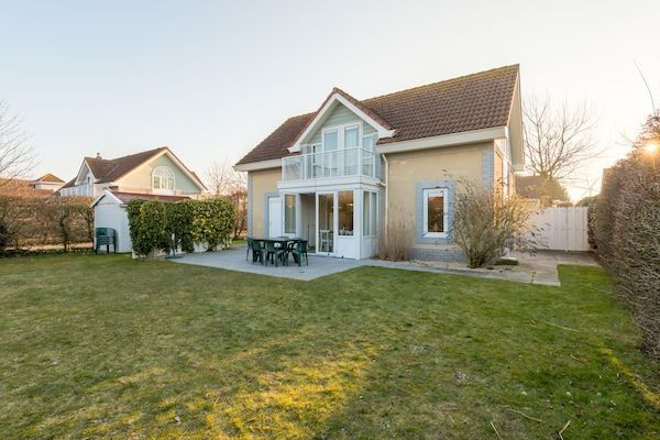 Buitenkant - Villa in De Banjaard met Sauna in Kamperland (1)