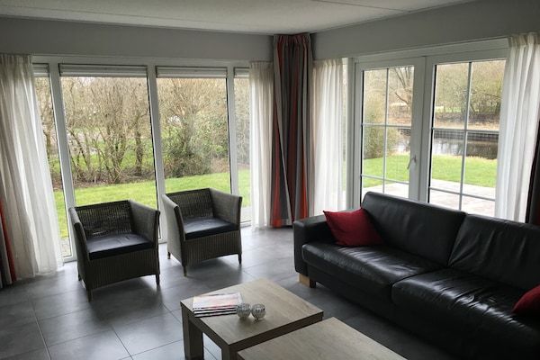 Woonkamer - Bungalow aan het water met eigen aanlegsteiger in Eernewoud (2)