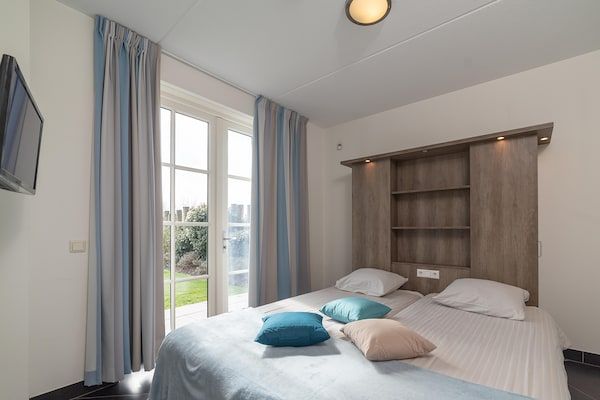 Slaapkamer - Villa in Colijnsplaat met Privézwembad in Colijnsplaat (5)