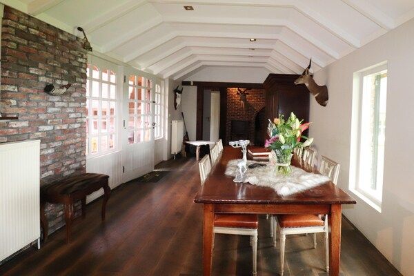 Eetkamer - Villa in Ommen met privévijver in Rheezerveen (2)