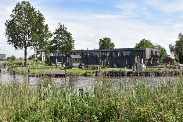 Buitenkant - Knus appartement aan de Friese meren met een aanlegsteiger in Langweer (2)