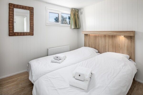 Slaapkamer - Strandhuis in Nederland met Uitzicht op Zee in Kamperland (4)