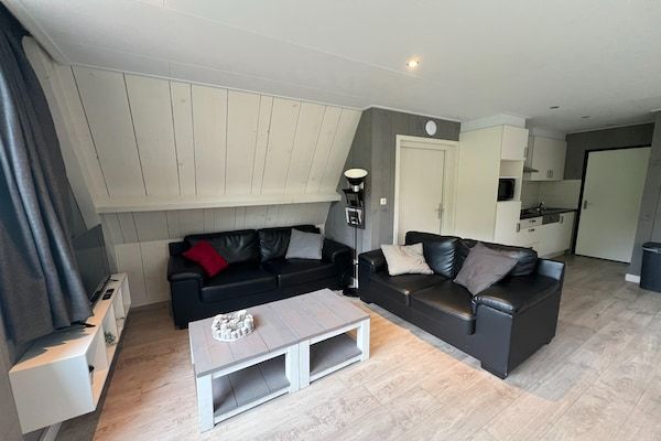 Woonkamer - Bungalow in Limburg bij natuurgebieden in Stramproy (2)