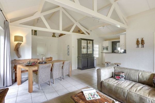 Eetkamer - Villa in Sandberghe met Sauna en Comfort in Uden (3)