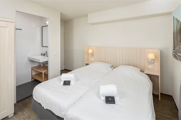 Slaapkamer - Ruime villa aan zee in Cadzand-Bad (5)