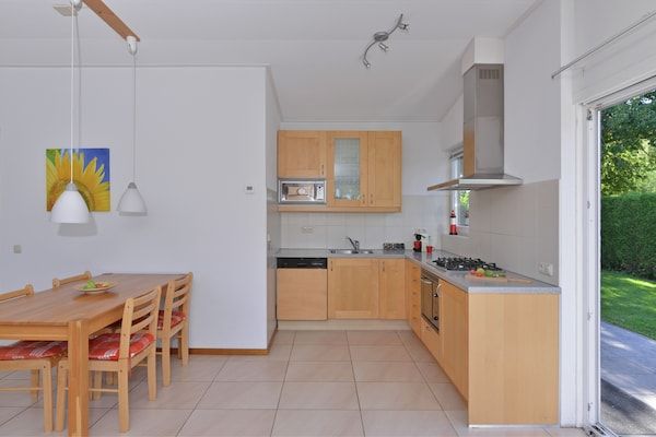 Keuken - Bungalow bij Veerse Meer en Strand in Kamperland (2)