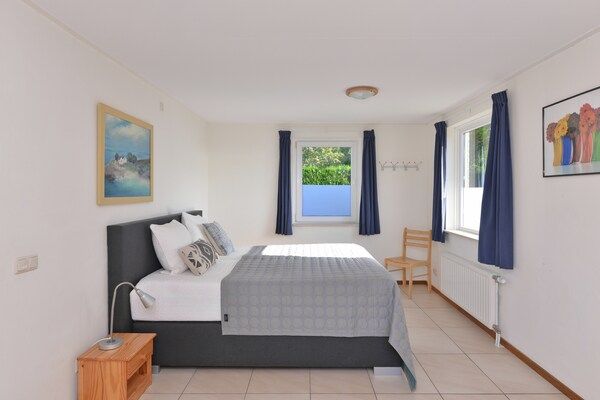 Slaapkamer - Bungalow bij Veerse Meer en Strand in Kamperland (3)