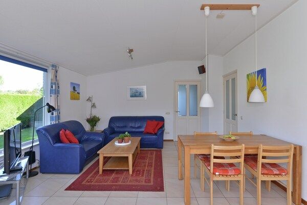 Woonkamer - Bungalow bij Veerse Meer en Strand in Kamperland (1)