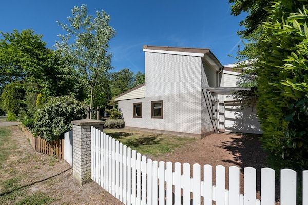 Buitenkant - Bungalow bij Veerse Meer met Zonneterras in Kamperland (1)
