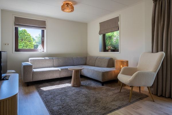 Woonkamer - Bungalow bij Veerse Meer met Zonneterras in Kamperland (2)