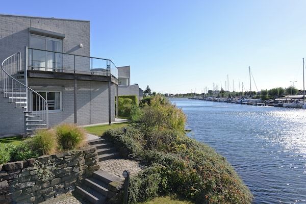 Buitenkant - Watervilla Kortgene aan Veerse Meer in Kortgene (5)