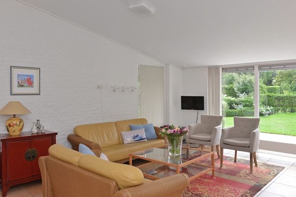 Woonkamer - Bungalow bij Veerse Meer voor watersport in Kamperland (2)
