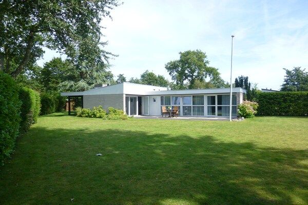 Buitenkant - Vrijstaande bungalow perfect voor watersport- en natuurliefhebber in Kamperland (1)