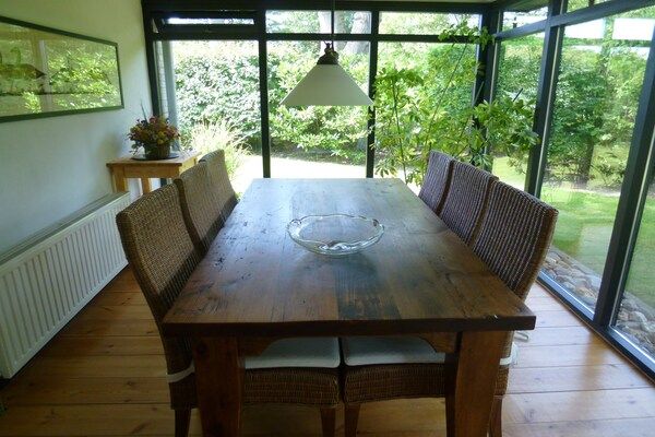 Eetkamer - Vrijstaande bungalow perfect voor watersport- en natuurliefhebber in Kamperland (5)