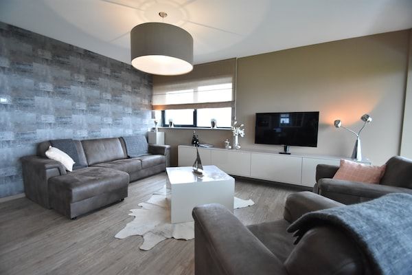 Woonkamer - Appartement in Veere met Uitzicht op Meer in Kamperland (1)