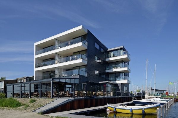 Buitenkant - Appartement in Veere met Uitzicht op Meer in Kamperland (5)