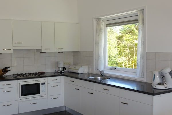 Keuken - Huis bij Veerse Meer en Noordzeestrand in Kamperland (5)