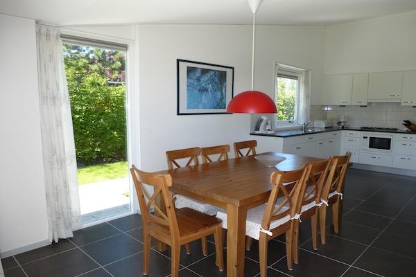 Eetkamer - Huis bij Veerse Meer en Noordzeestrand in Kamperland (4)