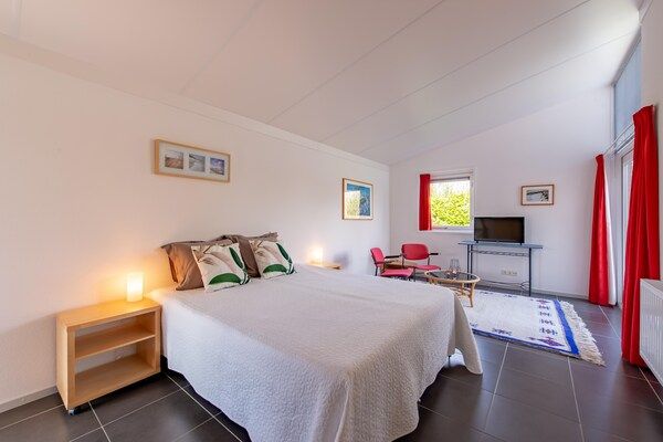 Slaapkamer - Huis bij Veerse Meer en Noordzeestrand in Kamperland (3)