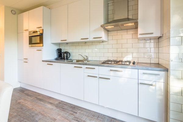 Keuken - Bungalow bij Texelse Kust met Tuin in De Koog (5)