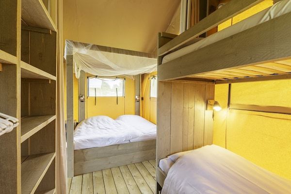 Slaapkamer - Safaritent in Nederland met Privéterras in Voorthuizen (5)