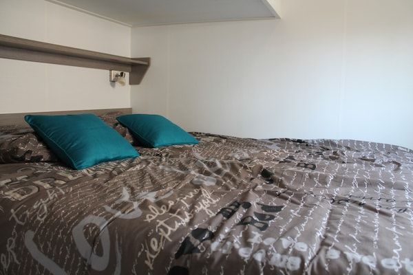 Slaapkamer - Chalet in Nederland met Privé Sauna in Voorthuizen (4)