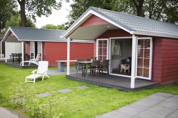 Terras - Chalet in Nederland met eigen sauna in Voorthuizen (5)