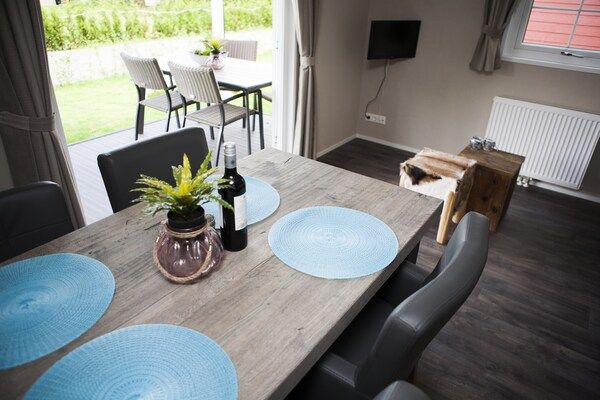 Woonkamer - Chalet in Nederland met eigen sauna in Voorthuizen (2)