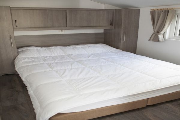 Slaapkamer - Chalet in Nederland met eigen sauna in Voorthuizen (4)