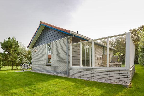 Buitenkant - Gezellige bungalow op 1,5 km van het strand in Hollum (1)
