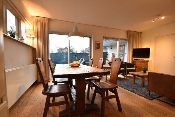 Eetkamer - Uniek gelegen gezinshuis in Bergen in Bergen (3)
