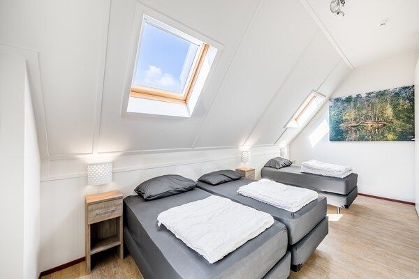 Slaapkamer - Luxe villa met zwembad en sauna in Weert (5)