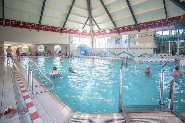 PoolOfHouse - Heerlijk vakantiehuis met ligplaats bij IJsselmeer in Medemblik (1)