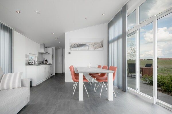 Woonkamer - Vakantiehuis bij Oosterschelde Resort in Wemeldinge (4)