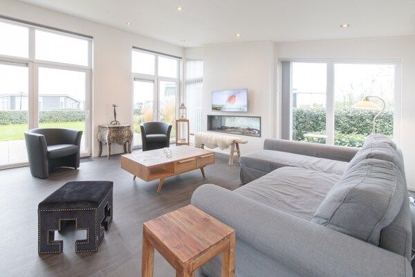 Woonkamer - Modern chalet vlakbij het strand in Wemeldinge (2)