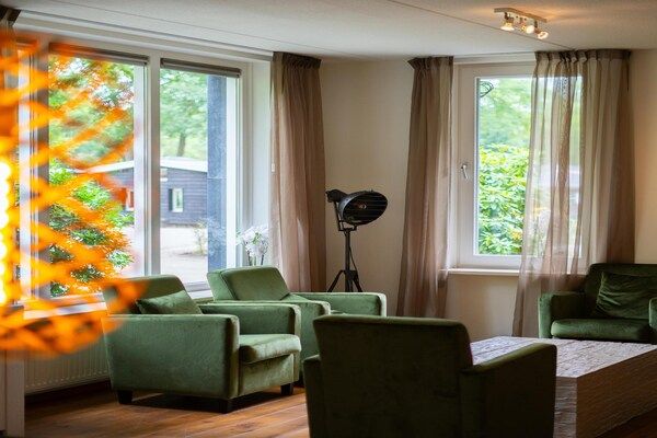 Woonkamer - Ruime villa in Hoenderloo in Hoenderloo (2)