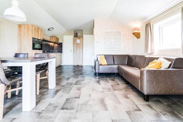 Woonkamer - Glamping met veranda over het water in Bant (2)