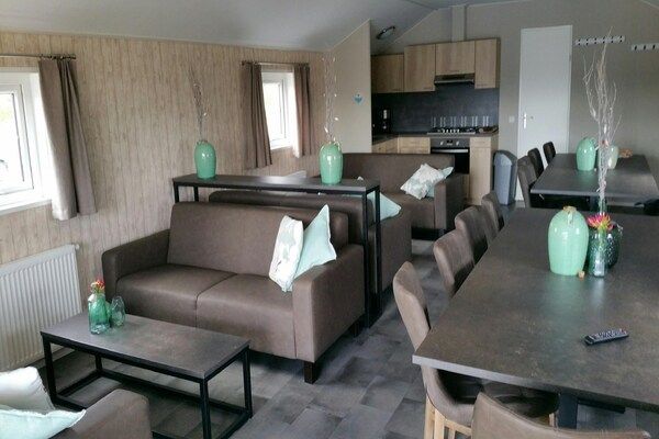 Eetkamer - Verblijf aan de vijver met keuken in Bant (3)