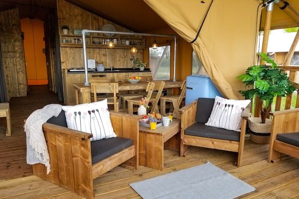 Woonkamer - Safaritent aan het water in Bant (3)