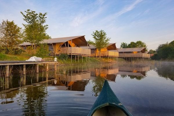 Buitenkant - Safaritent aan het water in Bant (1)