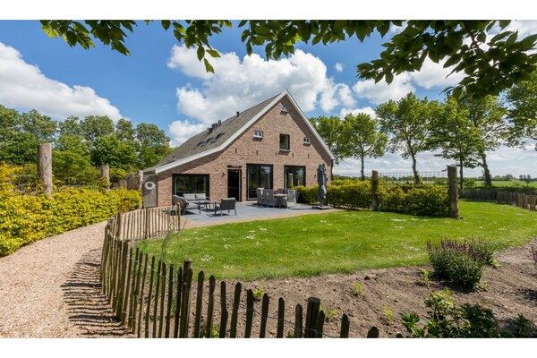 Buitenkant - Landhuis in Vrouwenpolder bij Strand in Vrouwenpolder (5)
