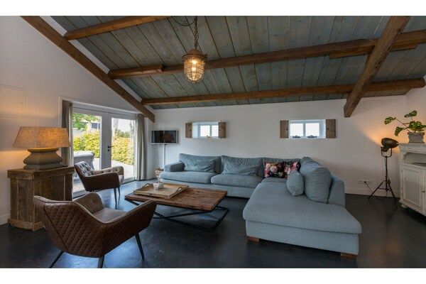 Woonkamer - Landhuis in Vrouwenpolder bij Strand in Vrouwenpolder (2)