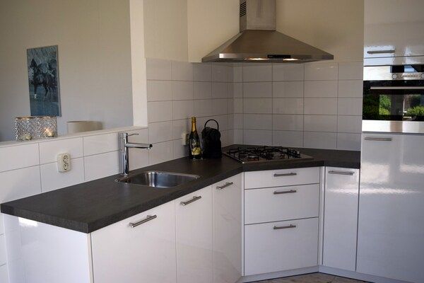 Keuken - Vakantiehuis Kamperland bij Strand & Haven in Kamperland (3)