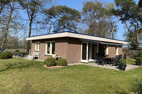Terras - Vakantiehuis in Reutum met Bubbelbad in Reutum-Weerselo (1)