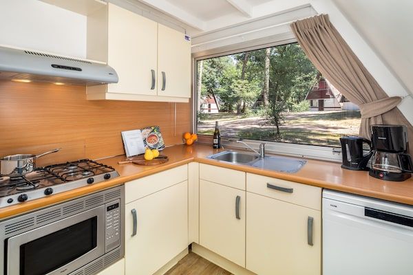 Keuken - Bungalow in Bospark 't Wolfsven bij natuur in Mierlo (4)