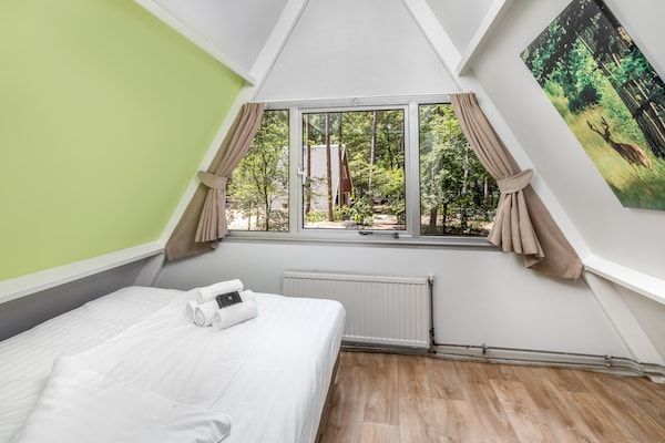 Slaapkamer - Bungalow in Bospark 't Wolfsven bij natuur in Mierlo (5)
