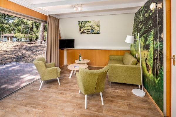 Woonkamer - Bungalow in Bospark 't Wolfsven bij natuur in Mierlo (2)