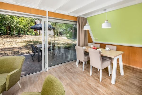 Eetkamer - Bungalow in Bospark 't Wolfsven bij natuur in Mierlo (3)